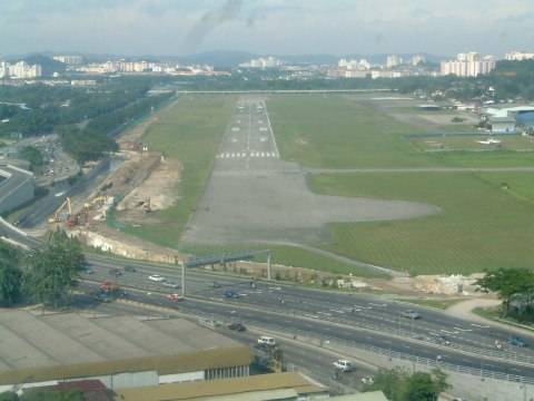 Mendarat di Runway 22, Pangkalan Udara Kuala Lumpur (Simpang)